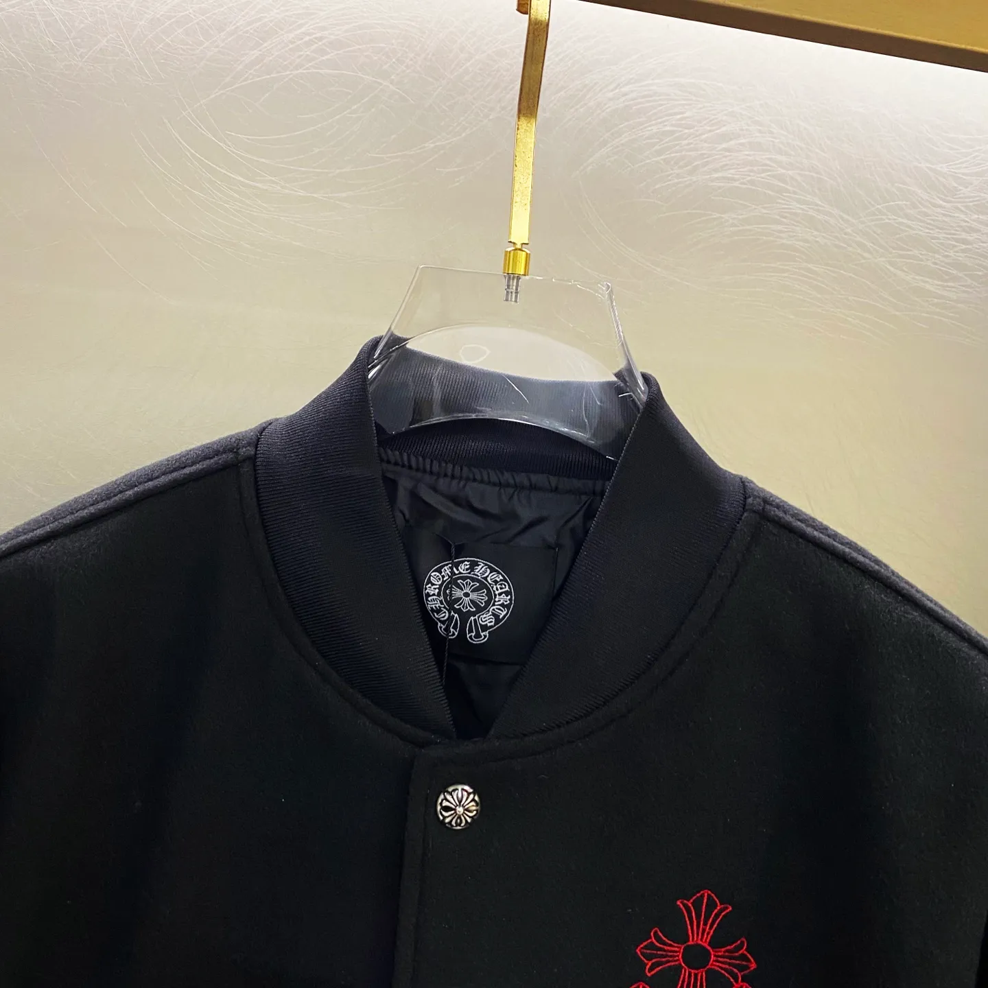 P410 Chromehearts New Crow Heart Horseshoe Cross Baseball Jacket Customized Woolen Fabric Spliced PU Leather Sleeves Heavy Design Exclusive Customized Cross Metal Decoration Full of Dark Style 🔥 Loose Fit Very Handsome for Men and Women Red Label Cross Size: S M L XL (176 145 wear M) S M L 75 77 Sleeve length 65 66 67 68 Shoulder width 54 55 56 57